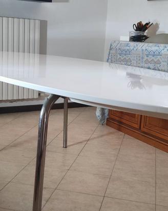 Tavolo in legno laccato bianco e gambe in acciaio 