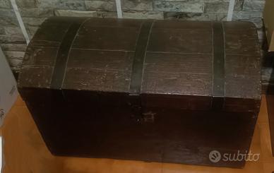 Antico baule in legno con doghe in ferro