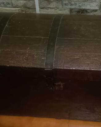 Antico baule in legno con doghe in ferro