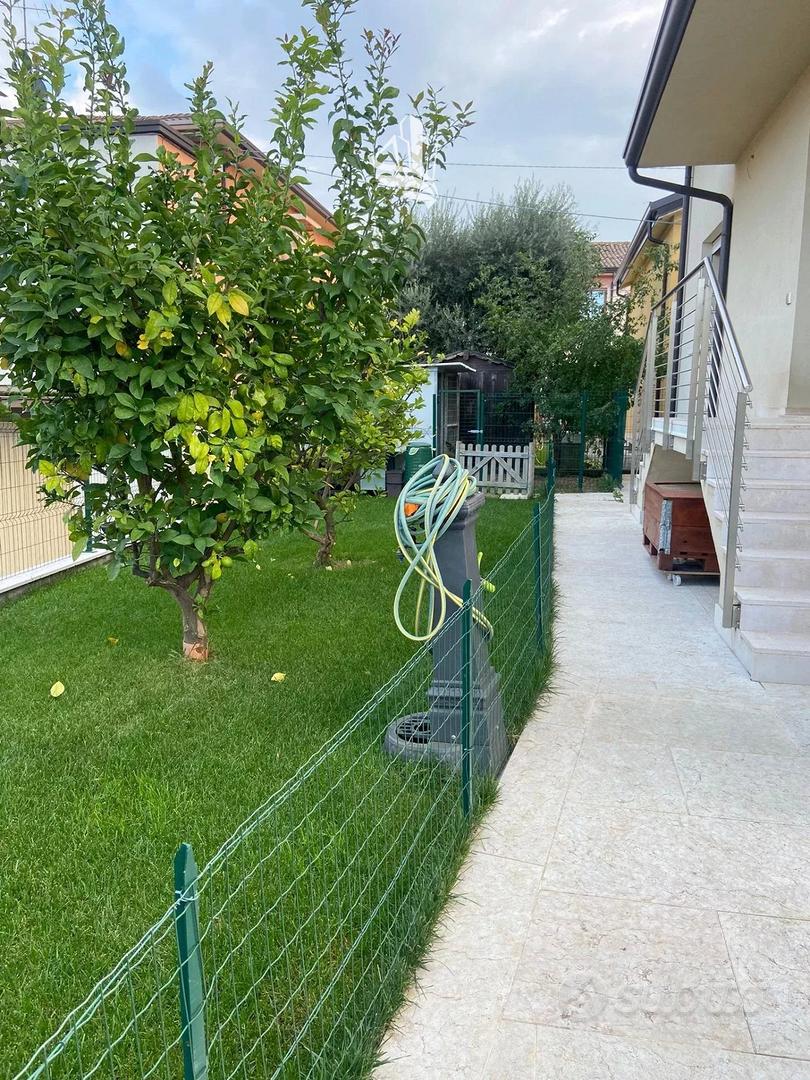 Desenzano: Villa singola con giardino - Vista 2