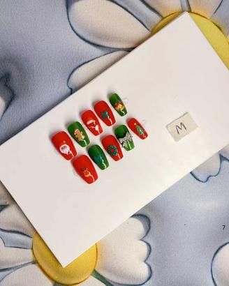 Manicure indossabile realizzata interamente a mano