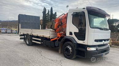 Camion con gru e pianale con rampa