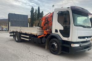 Camion con gru e pianale con rampa