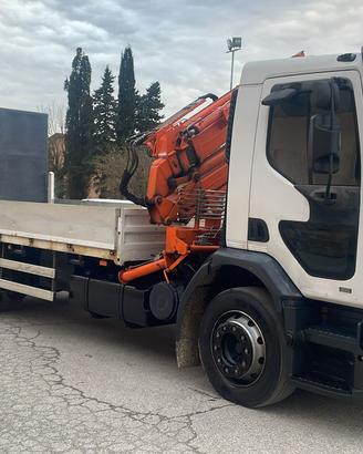 Camion con gru e pianale con rampa