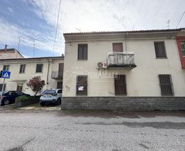 CASA INDIPENDENTE CON CORTILE PRIVATO E BOX AUTO