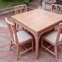 Tavolo in legno e rattan con 4 sedie