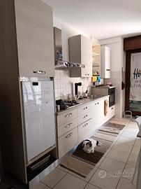 Cucina completa con elettrodomestici 