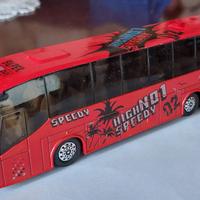 modellino di autobus da turismo di colore rosso