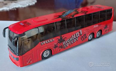 modellino di autobus da turismo di colore rosso