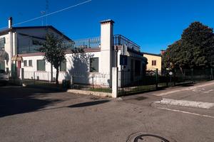 Porzione al piano terra con 2 camere e giardino