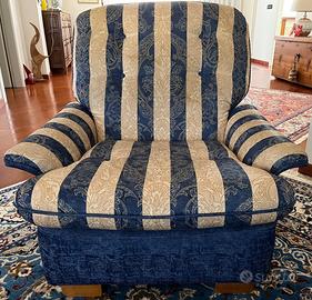 2 poltrone identiche da salotto