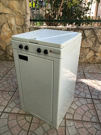 Cucina con porta bombola.