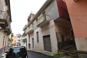 Palazz indipendente 11 vani 450 mq, 2 terr 2 gar