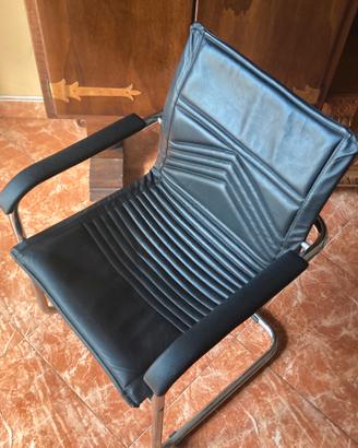 Poltrona a sbalzo cantilever in pelle nera design