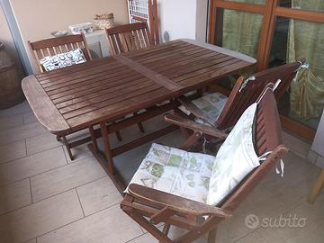 Tavolo di legno da esterno e 4 sedie pieghevoli