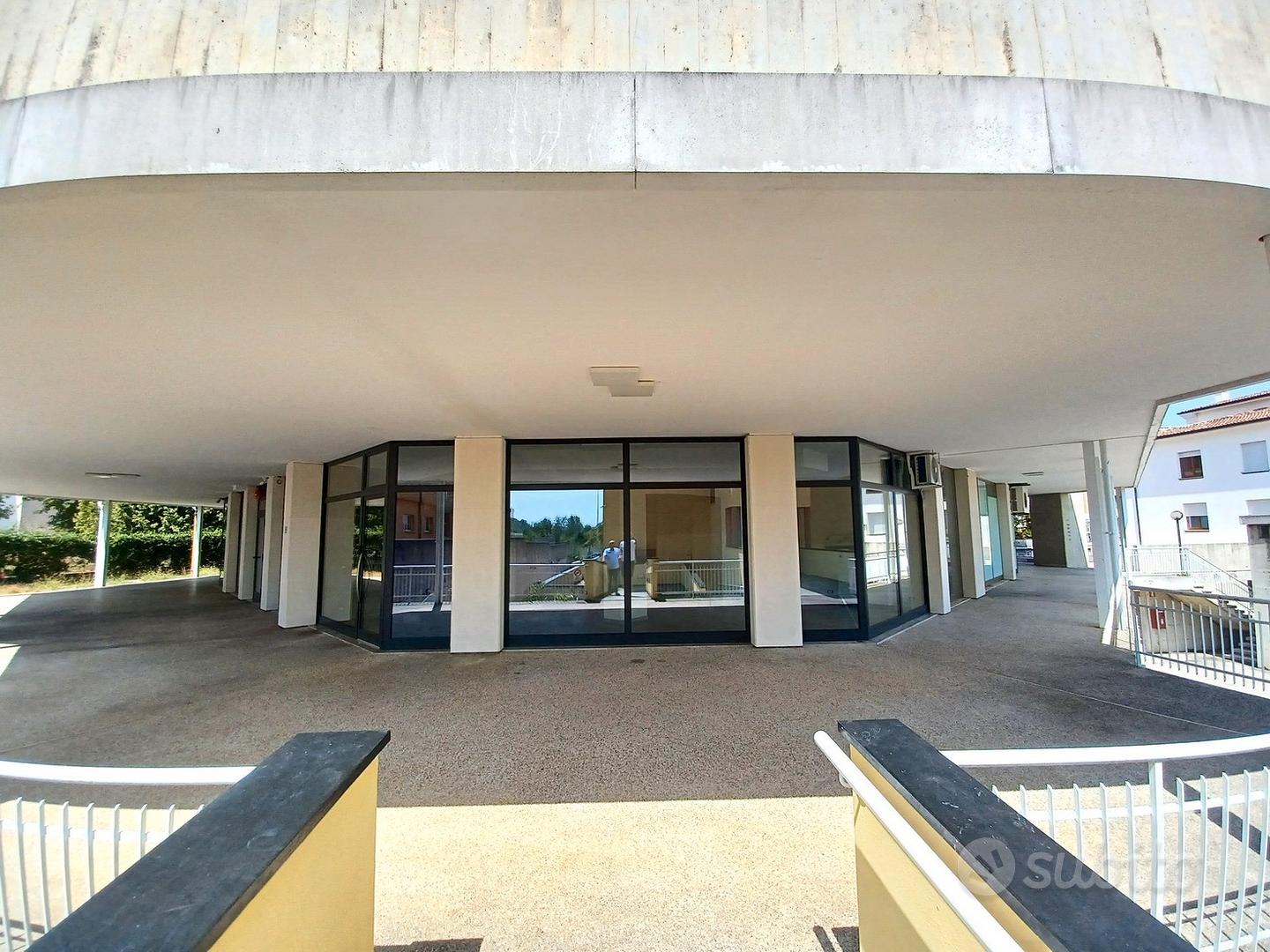Negozio in centro ad Azzano - Vista 2