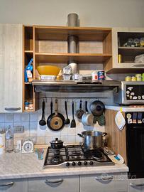 Cucina con elettrodomestici
