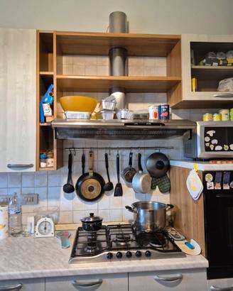 Cucina con elettrodomestici
