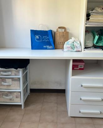 Scrivania con cassettiera e portalibri