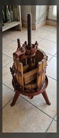 Torchio da vino manuale. Vintage in legno e ghisa 