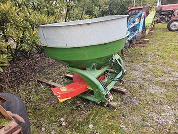 diversi attrezzi agricoli