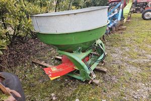 diversi attrezzi agricoli