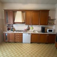 Cucina completa in legno con elettrodomestici