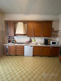 Cucina completa in legno con elettrodomestici