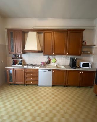 Cucina completa in legno con elettrodomestici