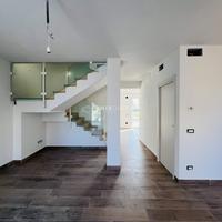 LUMINOSA VILLA BIFAMILIARE IN A4