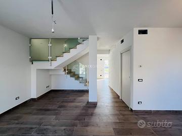 LUMINOSA VILLA BIFAMILIARE IN A4