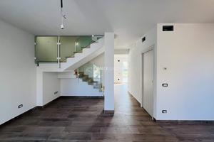 LUMINOSA VILLA BIFAMILIARE IN A4