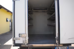 AUTOCARRO FURGONATO REFRIGERANTE