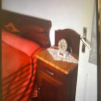 Stanza da letto completa con mobili antichi