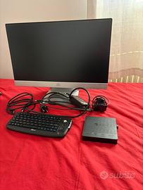Computer mini con monitor e tastiera