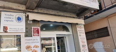 Tenda da esterno e vetrina 