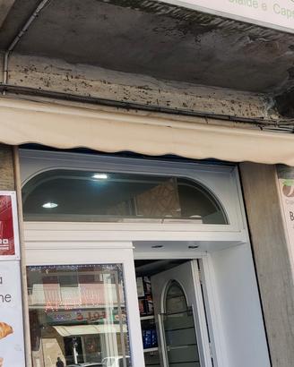 Tenda da esterno e vetrina 