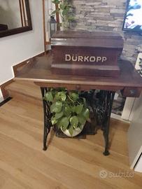 Macchina da cucire a pedale d'epoca