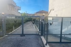 POSTO AUTO RECINTATO. 200 Metri dal mare