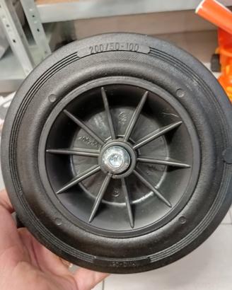 Ruota solida in gomma nera 200x50mm