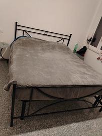 struttura letto in ferro battuto e comodini