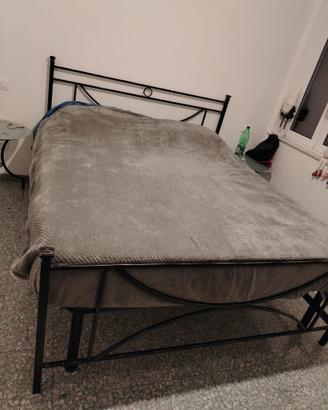 struttura letto in ferro battuto e comodini