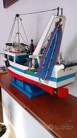 Modellino di peschereccio in legno