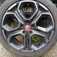 Cerchio in lega fino a tre disponibili, 19 pollici