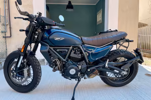 DUCATI SCRAMBLER 800 NIGHTSHIFT PAR AL NUOVO