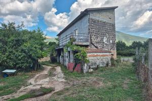 N. 2 fabbricati su terreno con vigna ca. 8.500 mq