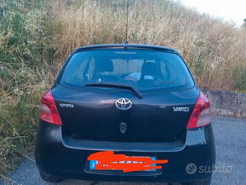 Yaris Toyota nera met  in parti prezzi stracciati