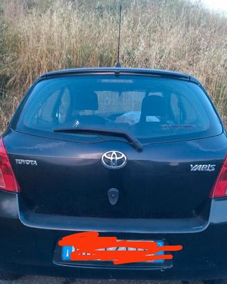 Yaris Toyota nera met  in parti prezzi stracciati