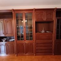 mobile in legno per sala + lampadario