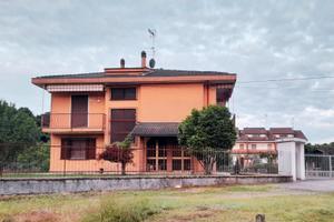 Casa indipendente con ampio giardino